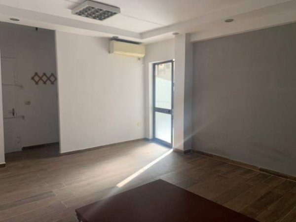 Tirane, shitet dyqan Kati 0, 39 m² 70.200 Euro (Zogu i Zi)