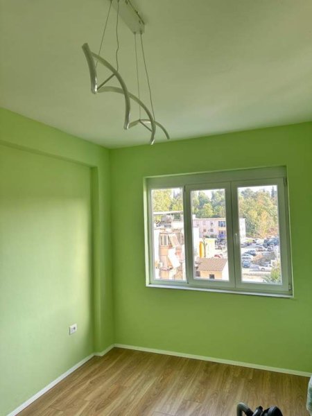 Tirane, jepet me qera apartament 3+1+BLK Kati 6, 110 m² 450 Euro (Garda, Rruga Adem Jashari)