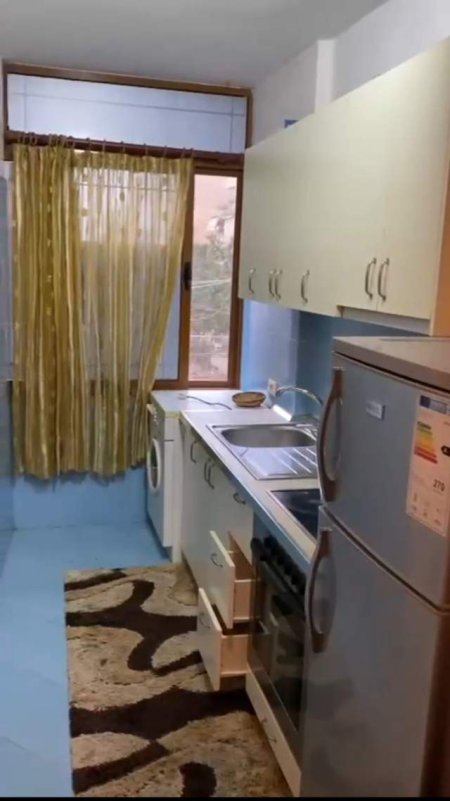 Tirane, jepet me qera Vile 1+1 Kati 2, 30 m² 200 Euro (Mbrapa Qendres Globe, Rruga e Kavajes)