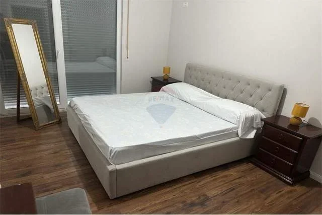 Tirane, jepet me qera apartament 2+1 Kati 4, 107 m² 650 Euro (Gjimnazi Partizani)