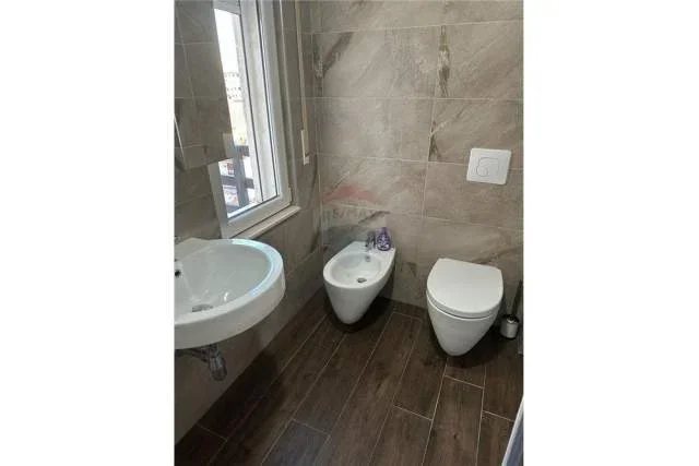 Tirane, jepet me qera apartament 2+1 Kati 4, 107 m² 650 Euro (Gjimnazi Partizani)
