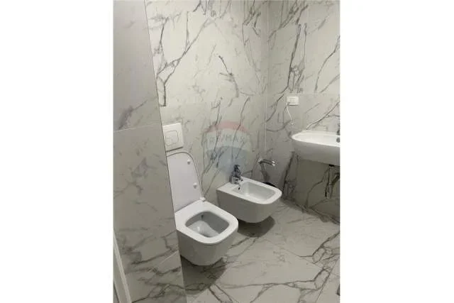 Tirane, jepet me qera apartament 2+1 Kati 4, 107 m² 650 Euro (Gjimnazi Partizani)