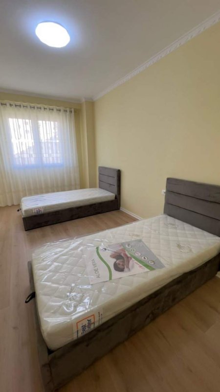 Tirane, jepet me qera apartament 2+1+BLK Kati 4, 98 m² 500 Euro (Bulevardi 3 Deshmoret)