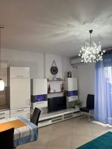 Tirane, jepet me qera apartament 2+1+BLK Kati 5, 95 m² 450 Euro (Rruga Teodor Keko)