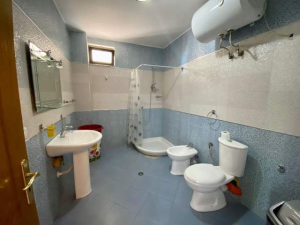 Tirane, jepet me qera 2+1 Kati 5, 110 m² 700 Euro (Durresit)