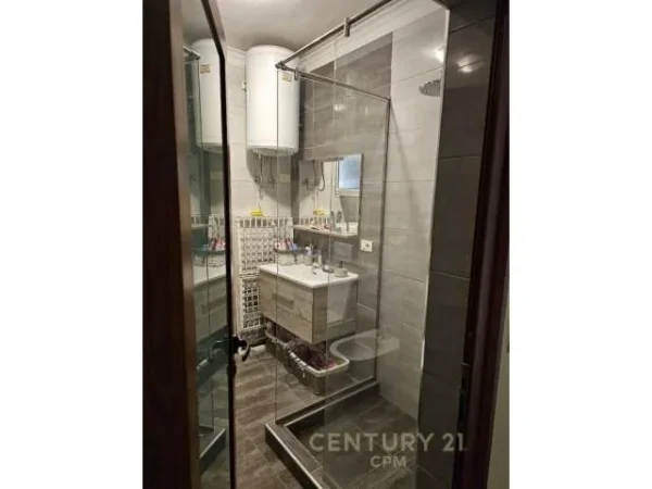 Tirane, jepet me qera apartament 1+1+BLK 70 m² 600 Euro (zog i zi)