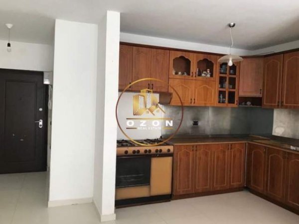 Tirane, jepet me qera apartament 2+1 Kati 1, 100 m² 700 Euro (Sheshi Willson)