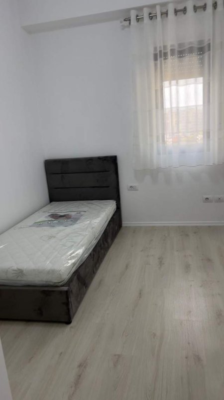 Tirane, jepet me qera apartament Kati 8, 80 m² 450 Euro (welli)