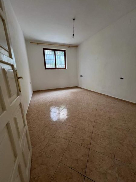 Tirane, jepet me qera apartament 2+1 Kati 1, 350 Euro (Idriz Dollaku)