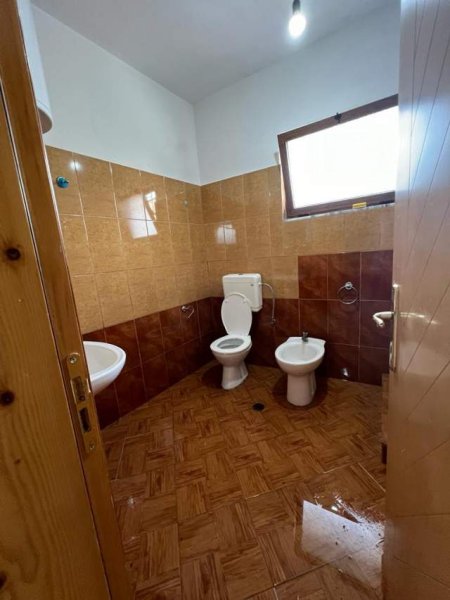 Tirane, jepet me qera apartament 2+1 Kati 1, 350 Euro (Idriz Dollaku)