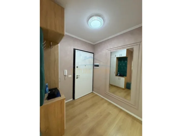 Tirane, jepet me qera apartament 2+1+Ballkon Kati 5, 68 m² 600 € (Unaza e Re)