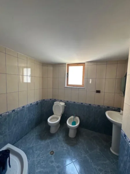 Tirane, jepet me qera apartament 1+1 Kati 4, 65 m² 350 € (Pasticeri Nela tek Vila L ne Astir)