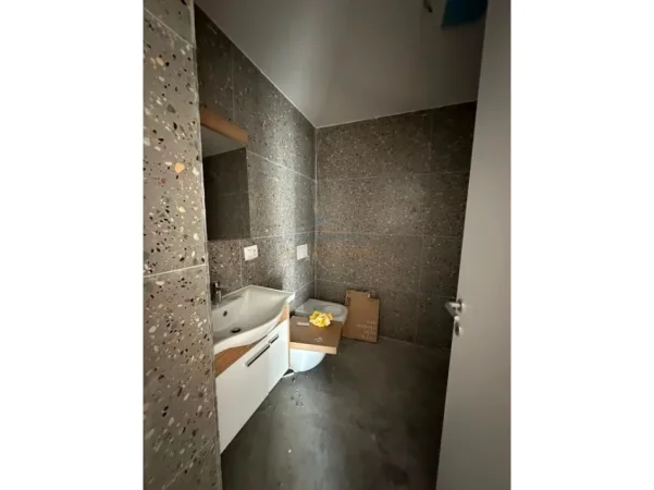 Shitet, Apartament 2+1+2+Post Parkimi,Ish Dogana,Tirane. 0696069906