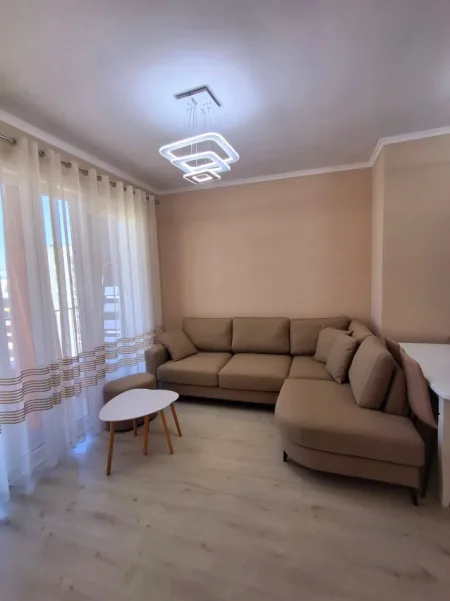 Tirane, jepet me qera 1+1 Kati 7, 400 € (Univers city)
