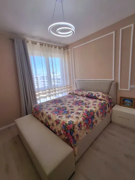 Tirane, jepet me qera 1+1 Kati 7, 400 € (Univers city)