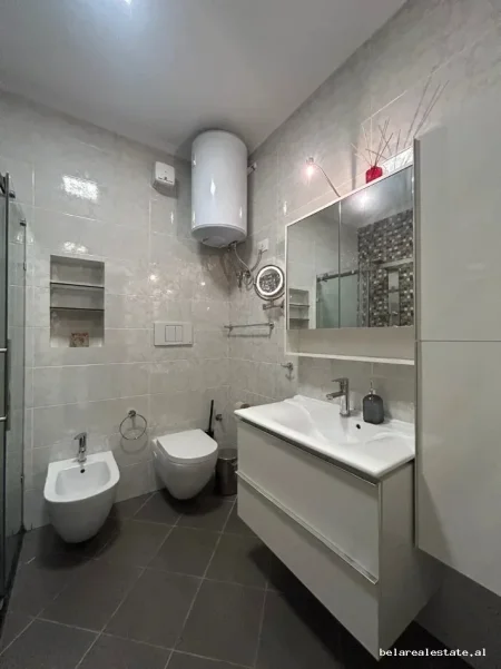 Tirane, jepet me qera apartament 3+1 Kati 4, 123 m² 885 € (jordan misja)