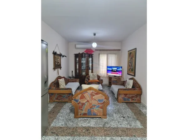 Qira, Vilë 3-katëshe, Komplesi Grand,Ish-Tregu Elektrik 0696069906