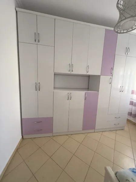 Tirane, jepet me qera apartament 2+1+Ballkon Kati 1, 1 m² 550 € (Spiro Floqi)