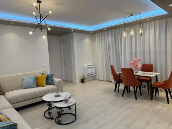 Tirane, jepet me qera apartament 2+1+Ballkon , 80,000 ALL/muaj (Perball Casa Italia)