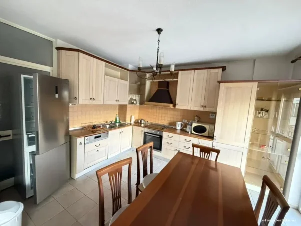 Tirane, jepet me qera apartament Kati 3, 140 m² 1.500 € (rriga elbasanit)