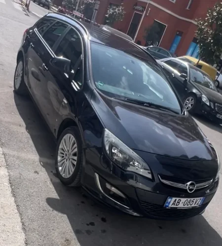 Tirane, shes makine Opel Benzin, e zeze manuale Klima 299.001 km 3.000 €