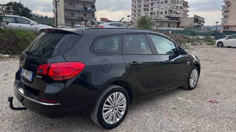 Tirane, shes makine Opel Benzin, e zeze manuale Klima 299.001 km 3.000 €