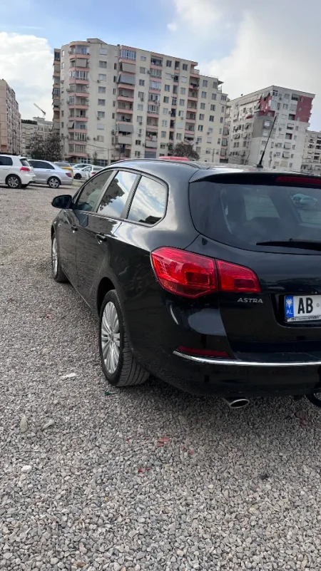 Tirane, shes makine Opel Benzin, e zeze manuale Klima 299.001 km 3.000 €