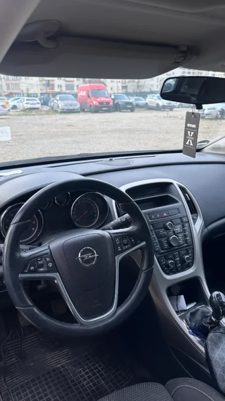 Tirane, shes makine Opel Benzin, e zeze manuale Klima 299.001 km 3.000 €