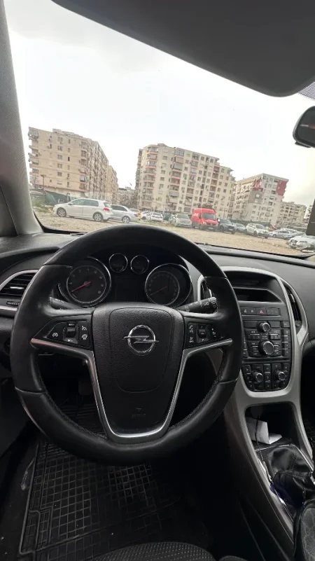 Tirane, shes makine Opel Benzin, e zeze manuale Klima 299.001 km 3.000 €
