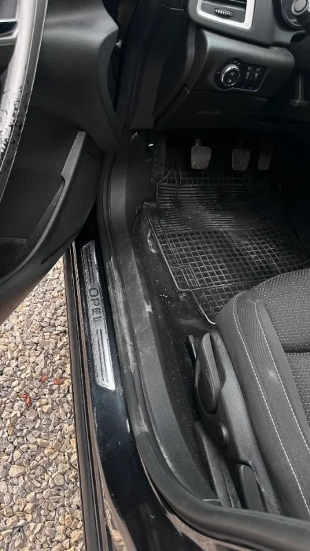Tirane, shes makine Opel Benzin, e zeze manuale Klima 299.001 km 3.000 €