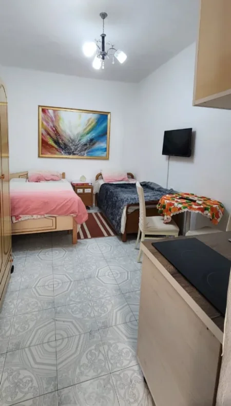 Tirane, jepet me qera garsonier 1+1 Kati 1, 35 m² (Perball Gjykates, Vasil Shanto)