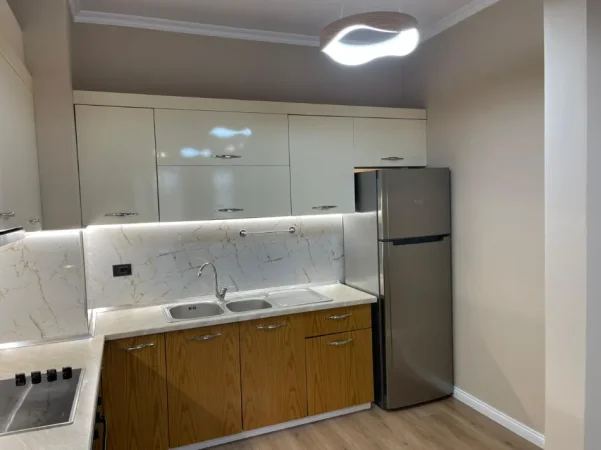 Apartament Premium ME Qera✨️: 1+1 +1 🅿️Post Parkimi - 📍Rruga e Kosovareve (Prane Liqenit Artificial) - 950€/Muaj - Pallat i Ri⚜️ - K.2 - 80m²