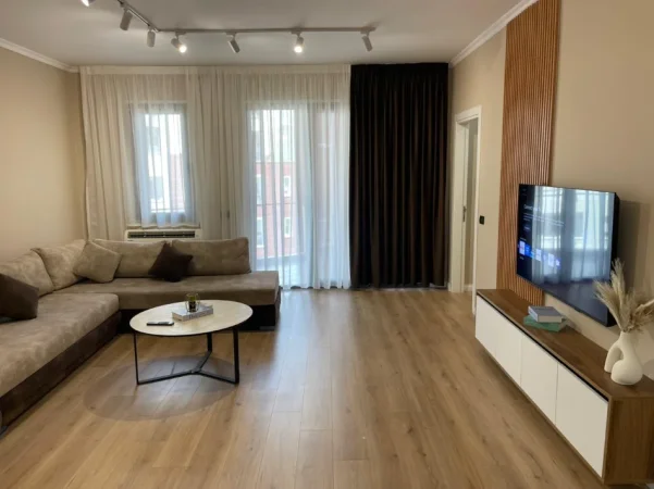 Apartament Premium ME Qera✨️: 1+1 +1 🅿️Post Parkimi - 📍Rruga e Kosovareve (Prane Liqenit Artificial) - 950€/Muaj - Pallat i Ri⚜️ - K.2 - 80m²
