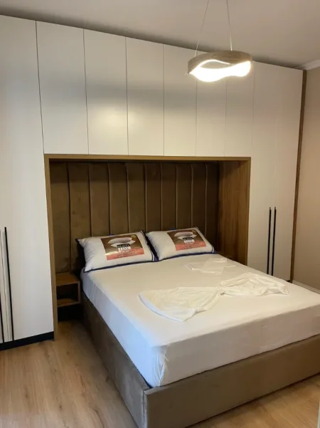 Apartament Premium ME Qera✨️: 1+1 +1 🅿️Post Parkimi - 📍Rruga e Kosovareve (Prane Liqenit Artificial) - 950€/Muaj - Pallat i Ri⚜️ - K.2 - 80m²