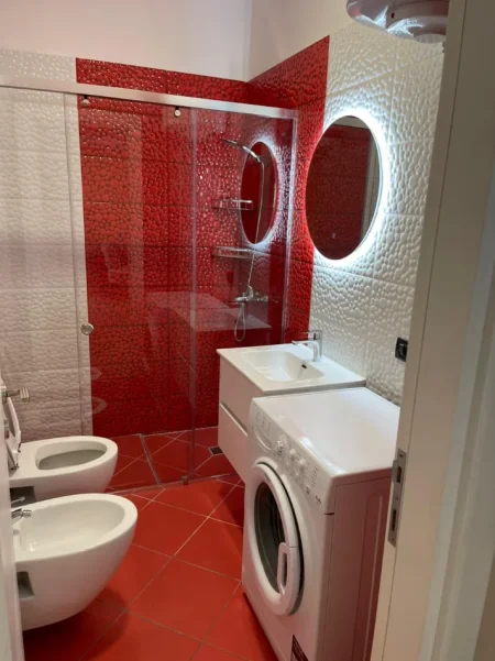 Apartament Premium ME Qera✨️: 1+1 +1 🅿️Post Parkimi - 📍Rruga e Kosovareve (Prane Liqenit Artificial) - 950€/Muaj - Pallat i Ri⚜️ - K.2 - 80m²