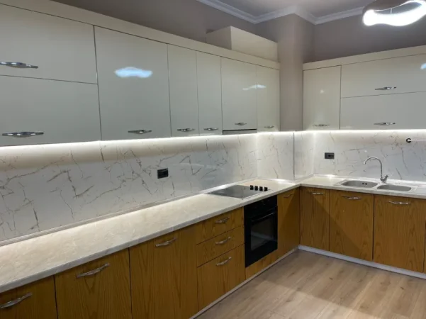 Apartament Premium ME Qera✨️: 1+1 +1 🅿️Post Parkimi - 📍Rruga e Kosovareve (Prane Liqenit Artificial) - 950€/Muaj - Pallat i Ri⚜️ - K.2 - 80m²