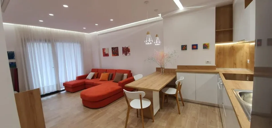 Tirane, jepet me qera apartament 1+1+verande Kati 4, 100 m² 600 € (21 Dhjetori)