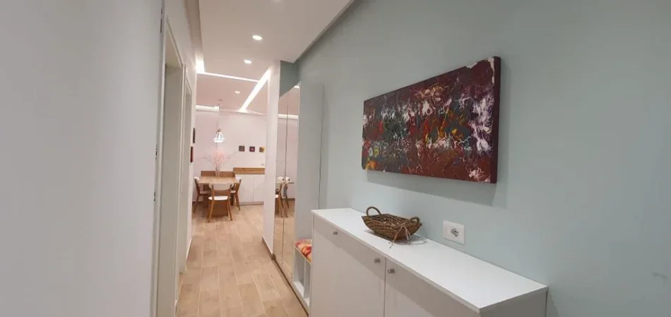 Tirane, jepet me qera apartament 1+1+verande Kati 4, 100 m² 600 € (21 Dhjetori)