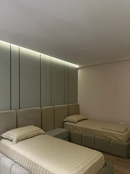 Tirane, jepet me qera apartament 2+1+Aneks+Ballkon Kati 2, 109 m² 1.475 € (Liqeni I thate)