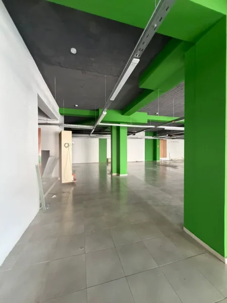 Tirane, jepet me qera ambjent biznesi Kati 0, 500 m² 3.500 € (Komuna e Parisit)