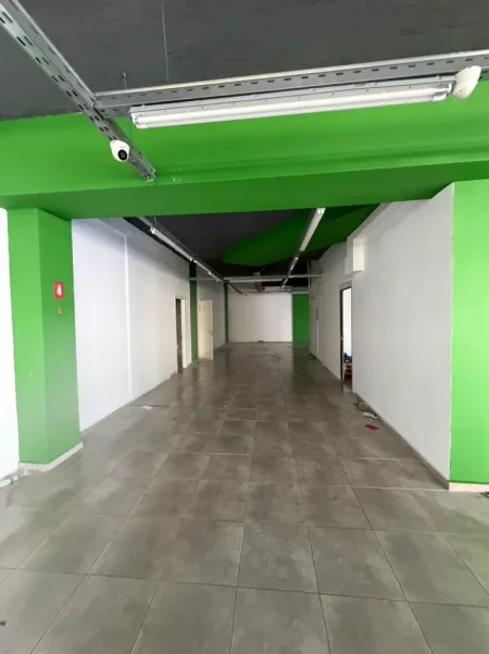 Tirane, jepet me qera ambjent biznesi Kati 0, 500 m² 3.500 € (Komuna e Parisit)
