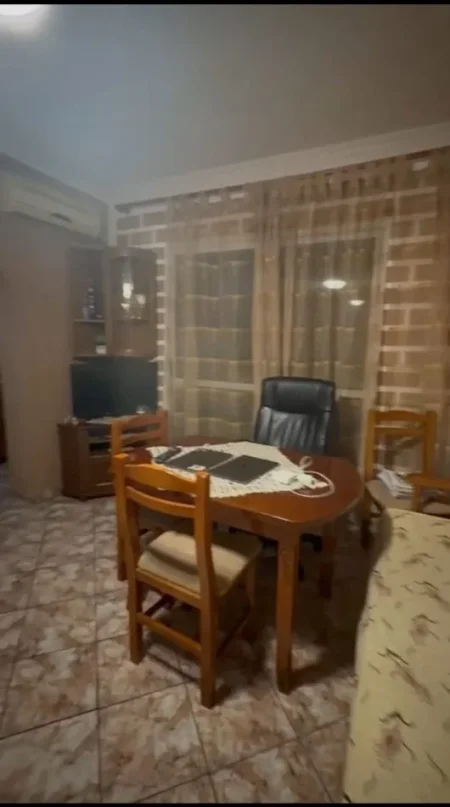 Tirane, jepet me qera apartament 1+1 Kati 4, 100 m² 450 € (Rruga e Durrësit)