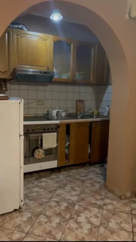 Tirane, jepet me qera apartament 1+1 Kati 4, 100 m² 450 € (Rruga e Durrësit)