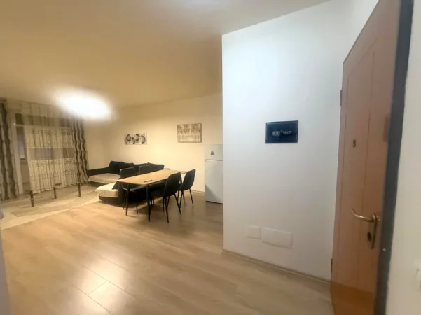 Tirane, jepet me qera apartament 1+1 , 90 m² 600 € 