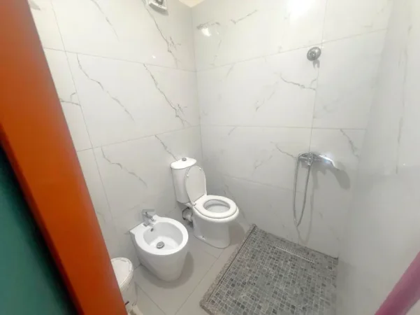 Tirane, jepet me qera apartament 1+1 , 90 m² 600 € 