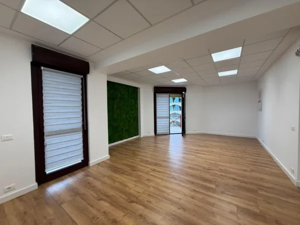 Tirane, jepet me qera ambjent biznesi Kati 8, 137 m² 2.000 € (Qender)