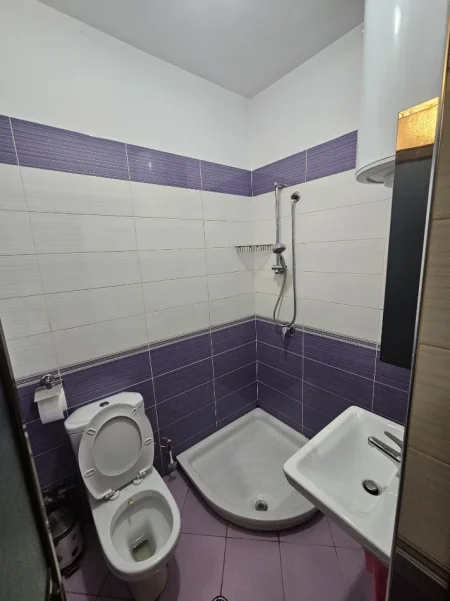 Tirane, jepet me qera apartament 2+1 Kati 7, 100 m² 500 € (Bar Sorriso Astir)