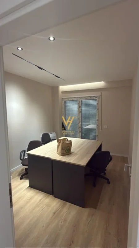 Tirane, jepet me qera zyre Kati 7, 85 m² 720 € (ISH SHESHI SHQIPONJA)