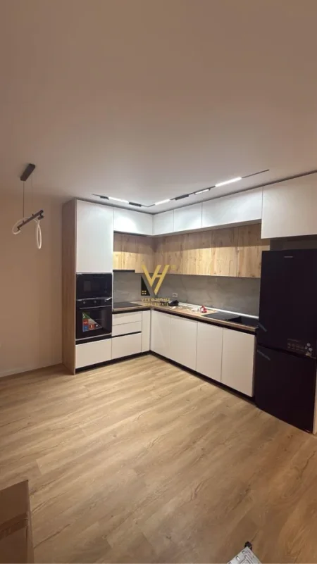 Tirane, jepet me qera zyre Kati 7, 85 m² 720 € (ISH SHESHI SHQIPONJA)