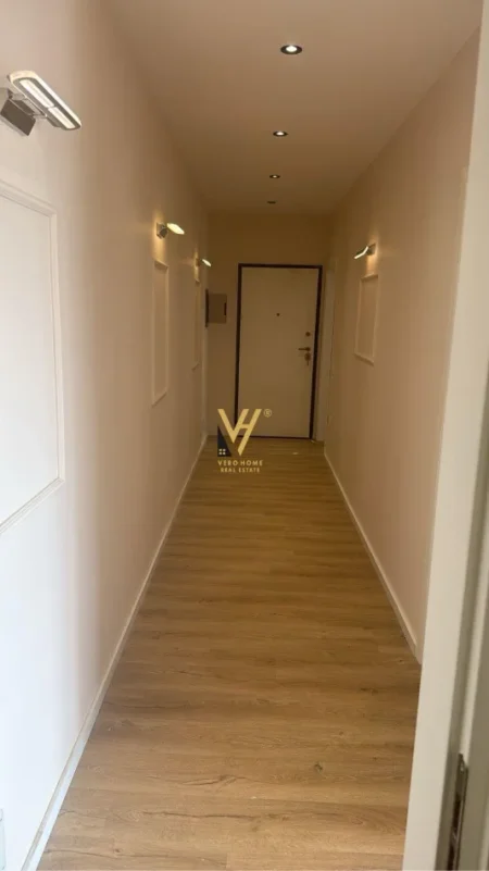 Tirane, jepet me qera zyre Kati 7, 85 m² 720 € (ISH SHESHI SHQIPONJA)
